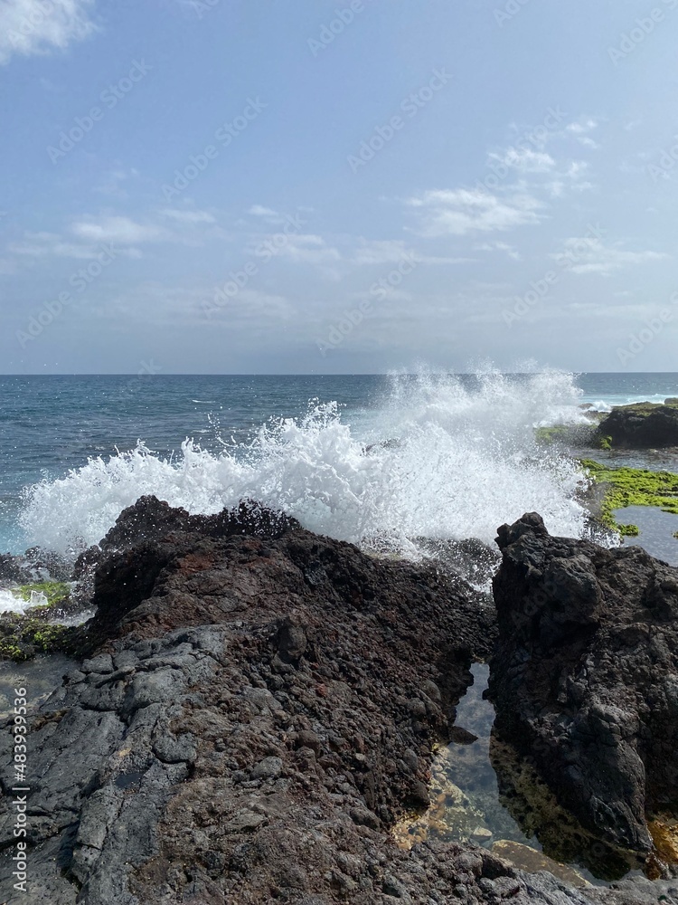Obraz premium waves crashing on rocks