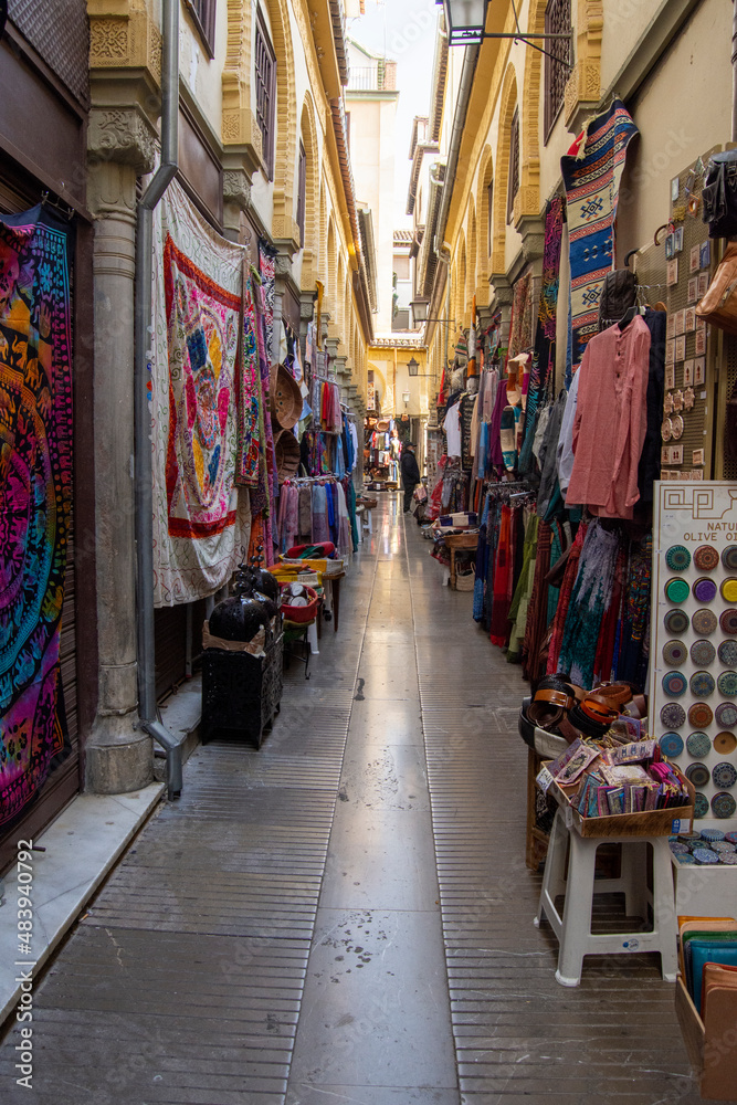Calle del barrio de la Alcaicería en Granada Calle del barrio de la Alcaicería en Granada