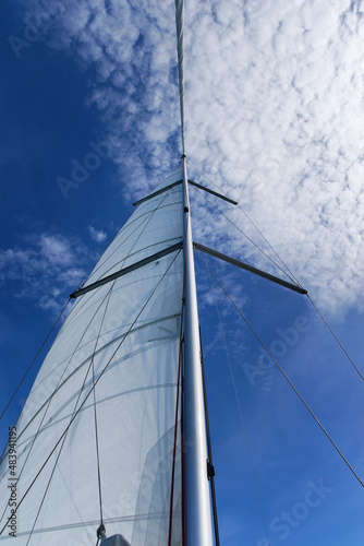 Sail and mast in the Morbihan gulf