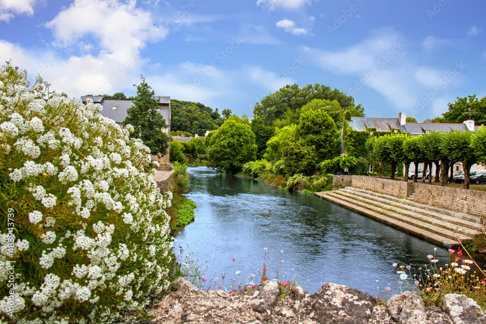 Quimperlé. Paysage sur la rivière Ellé depuis le pont fleuri. Finistère ...