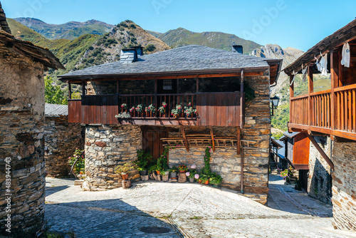 peñalba de santiago is a countryside town where houses are made of slate stone