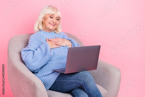 Foto Portrait of attractive cheerful grey-haired woman calling video web cam talking