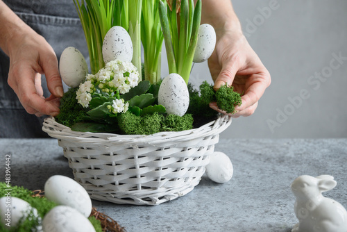 Tableau sur toile DIY Easter table centerpiece with festive eggs, moss and bunny