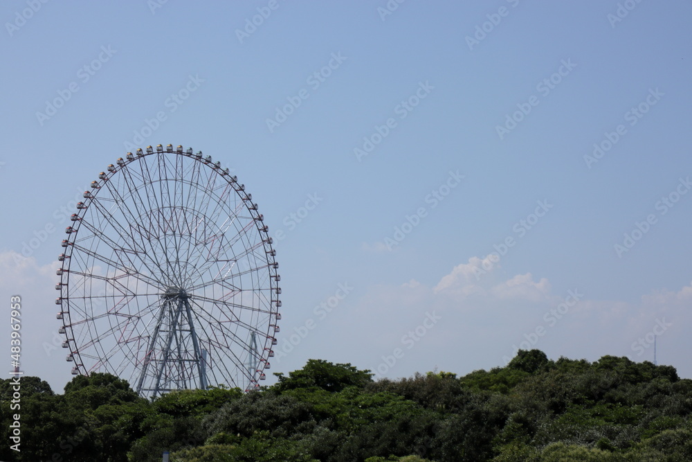 観覧車と森の風景 観覧車と森の風景