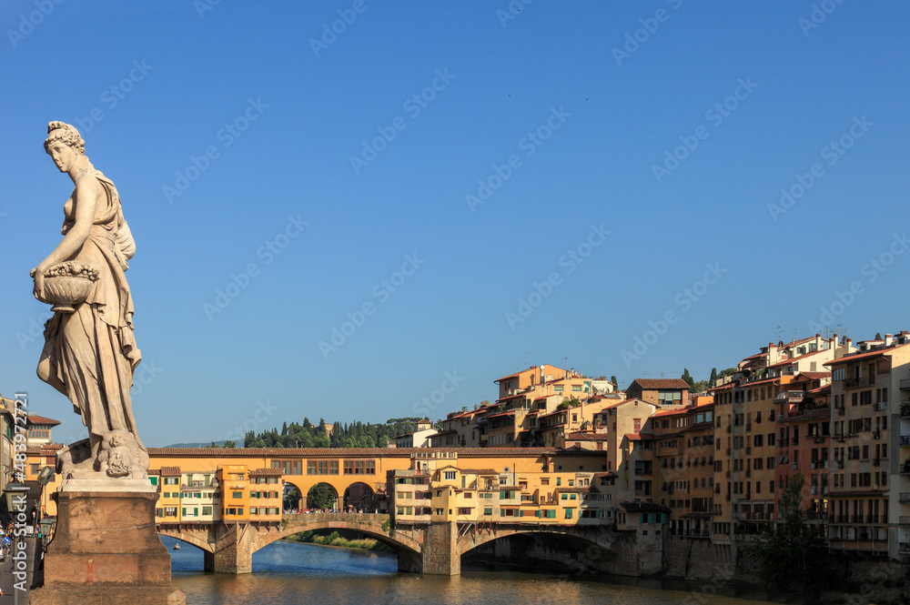 Obraz premium View of the Ponte Vecchio from the Ponte a Santa Trinità, Florence, Tuscany, Italy, Europe