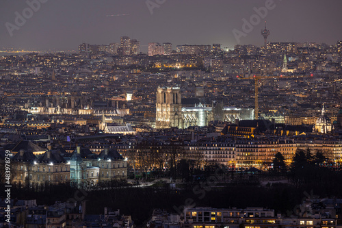 Notre Dame de Paris de nuit, vue panoramique