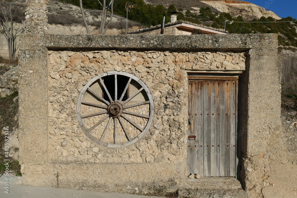 Antigua bodega ubicada en Hornillos de Cerrato. Posee una ruda de carro antigua como ventana. La fachada es de piedra y la puerta de madera.