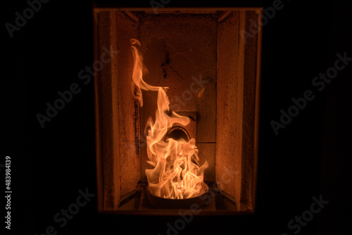 Nahaufnahme eines gemütlichen Feuers im Pelletofen