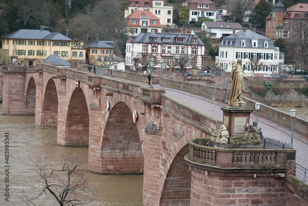Heidelberg im Winter. Blick auf die Karl-Theodor-Brücke, besser bekannt als die Alte Brücke. Darunter rauscht der Neckar