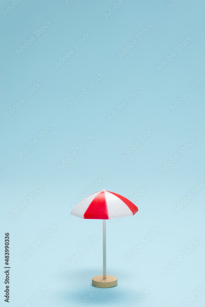 Obraz premium Red umbrella on a blue background.