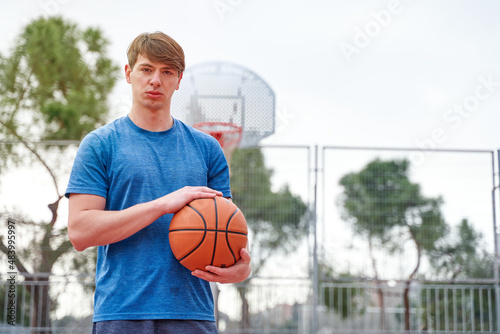 Portrait of a young basketball player on the court © Oscar