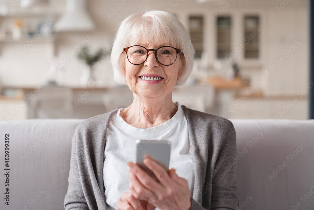 Closeup cropped front view photo of senior old elderly caucasian woman grandmother using smart phone cellphone for e-banking e-commerce, surfing social media online at home - obrazy, fototapety, plakaty 