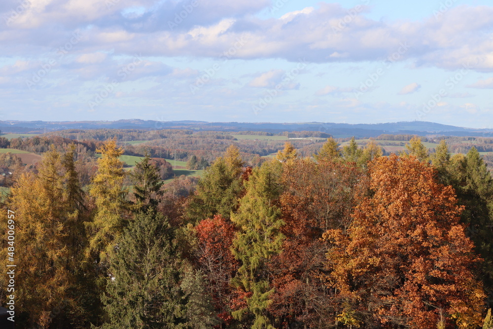 Wunderschöne Aussicht auf das Sauerländer Hinterland im Herbst