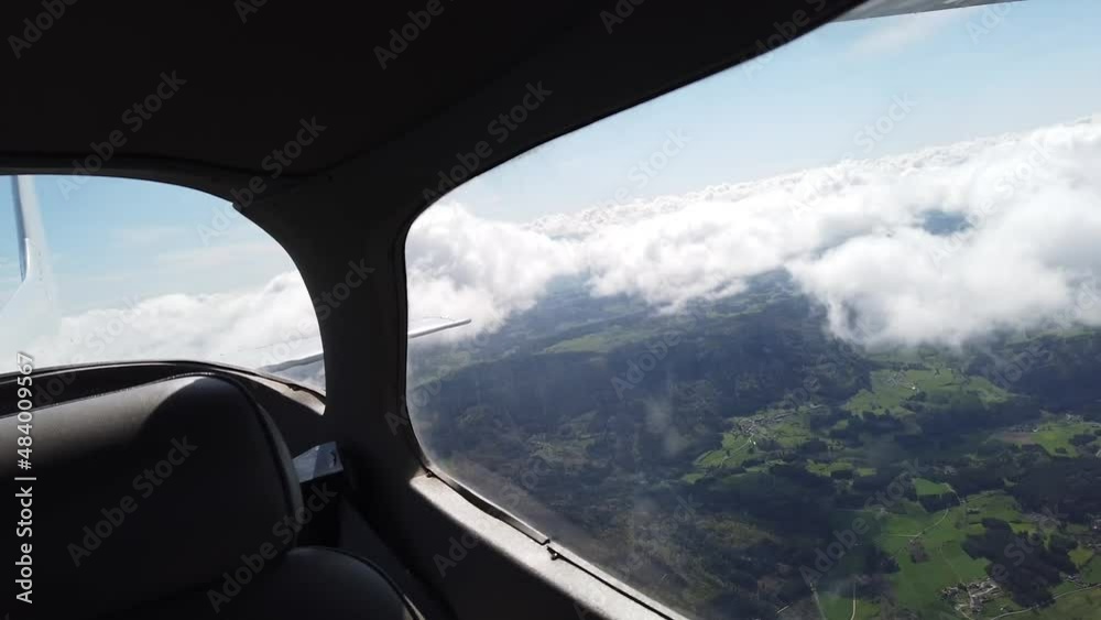 Vue de la fenêtre arrière d'un petit avion de tourisme en vol au dessus de la France