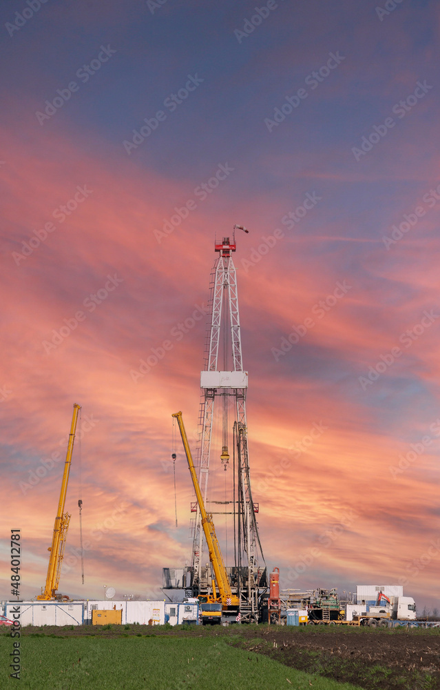 Obraz premium oil drilling rig and cranes petrochemical industry