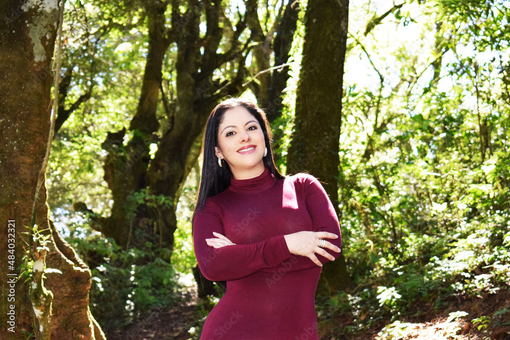 Mujer latina posando en un ambiente natural, usando una blusa morada. Modelo Guatemalteca muy bonita con cabello largo, modelando en la naturaleza. Mujer latina posando en un ambiente natural, usando una blusa morada. Modelo Guatemalteca muy bonita con cabello largo, modelando en la naturaleza.