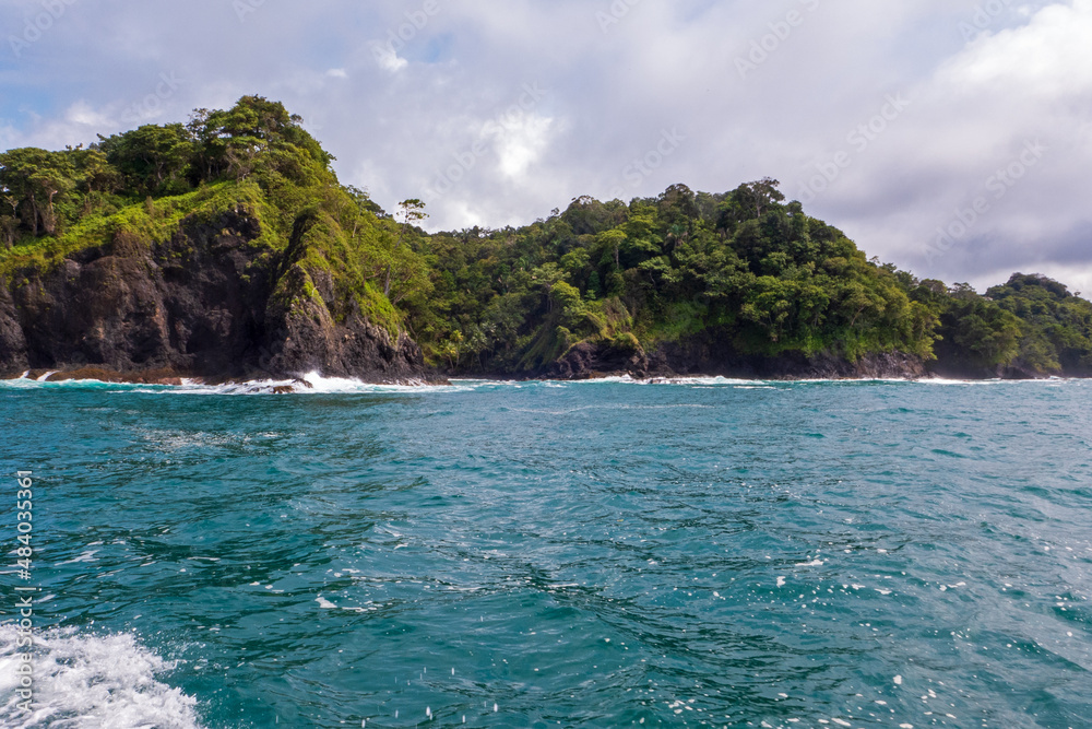 Der Pazifische Ozean und die Küste vor Dominical in Costa Rica.