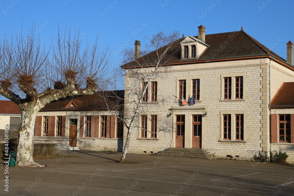 L'école publique élémentaire Victor Hugo, vue de l'extérieur, village de Morestel, département de l'Isère, France L'école publique élémentaire Victor Hugo, vue de l'extérieur, village de Morestel, département de l'Isère, France