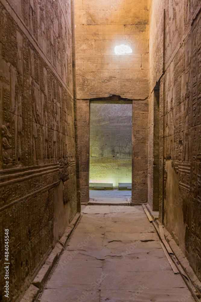Fototapeta premium Interior of the temple of Horus in Edfu, Egypt