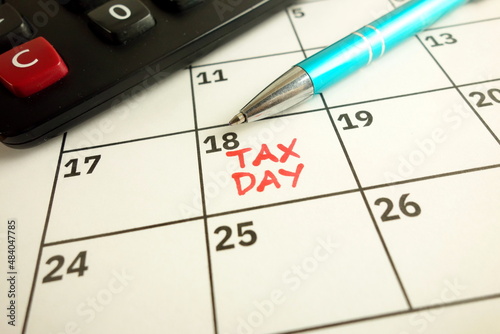 Fotótapéta Calendar showing deadline day for filling income tax form - April 18, 2022