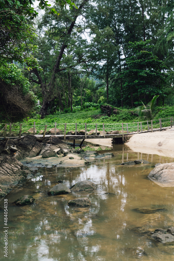 Holzbrücke über Fluss Holzbrücke über Fluss