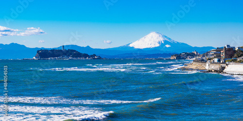 湘南海岸 江の島と富士山 ワイド