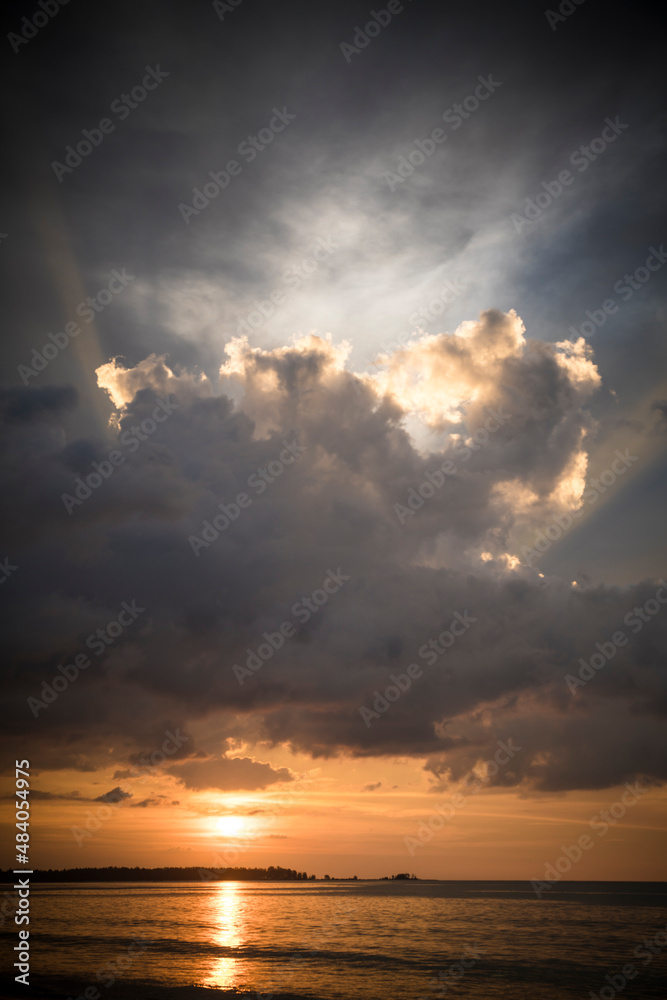 Wolken im Sonnenuntergang am Strand Wolken im Sonnenuntergang am Strand