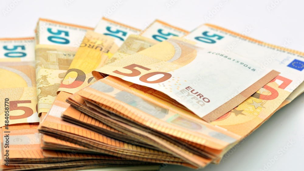 Paquetes de billetes de 50 euros, aislado en blanco Paquetes de billetes de 50 euros, aislado en blanco