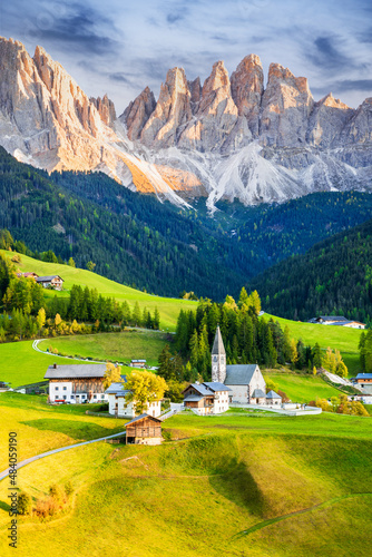 Obraz na płótnie Val di Funes, Dolomites - Odle Ridge and Santa Maddalena village. w salonie