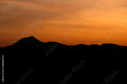 Silhouette du Puy-de-dôme et de la chaîne des puys en auvergne france au coucher de soleil
