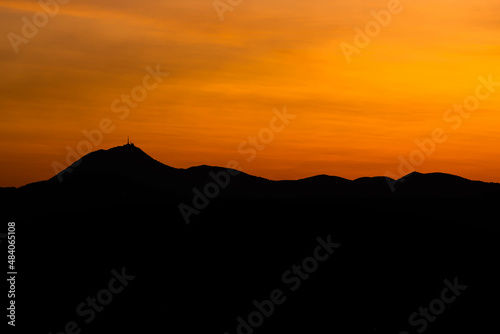 La cha  ne des puys en auvergne au coucher de soleil