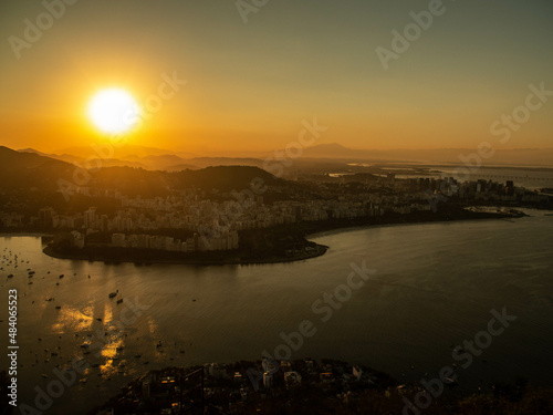 La ville de rio de janeiro au brésil au coucher de soleil photo