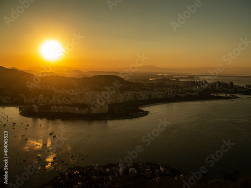 La ville de rio de janeiro au br  sil au coucher de soleil