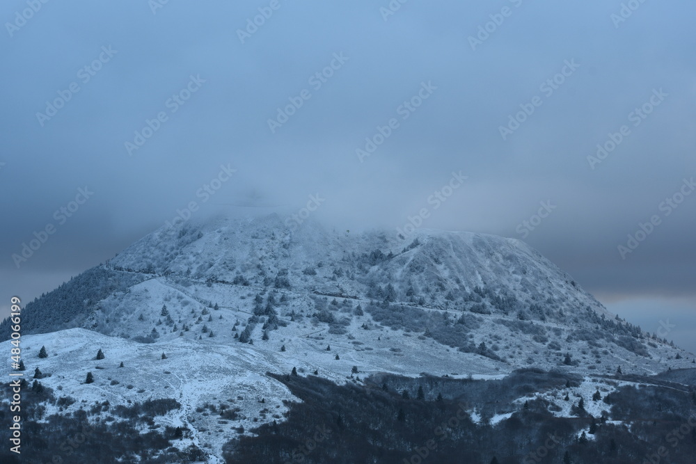 Le sommet du Puy-de-dôme en auvergne sous la neige