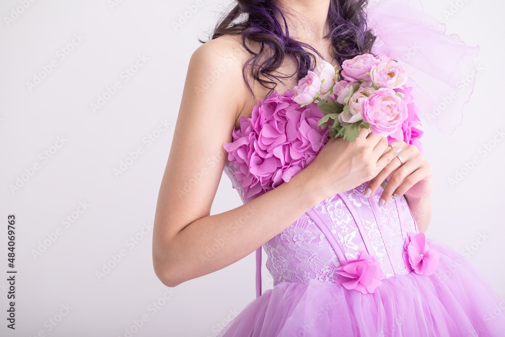 ピンクのドレスを着てブーケを持つ女性　dress