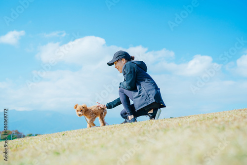 スポーツウェアで犬の散歩をする女性（歩かない）
 photo