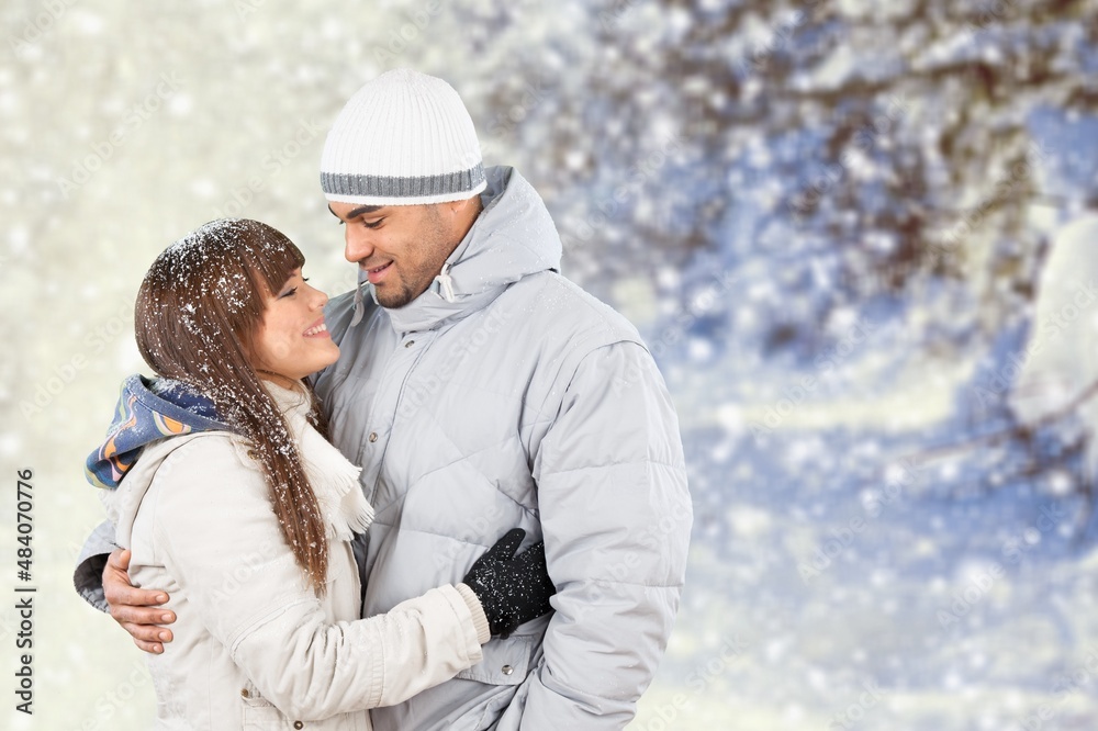 Photo portrait of cheerful couple walking together hugging in snowy dating Photo portrait of cheerful couple walking together hugging in snowy dating