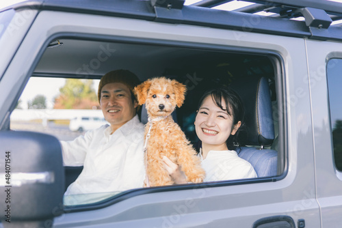 Papier peint 車でお出かけする犬と男女（車内）