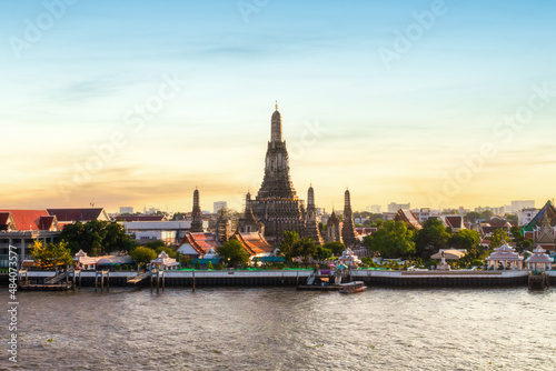 Wat Arun and Chao Phraya River with beautiful sunset sky background, Bangkok, Thailand © Southtownboy Studio