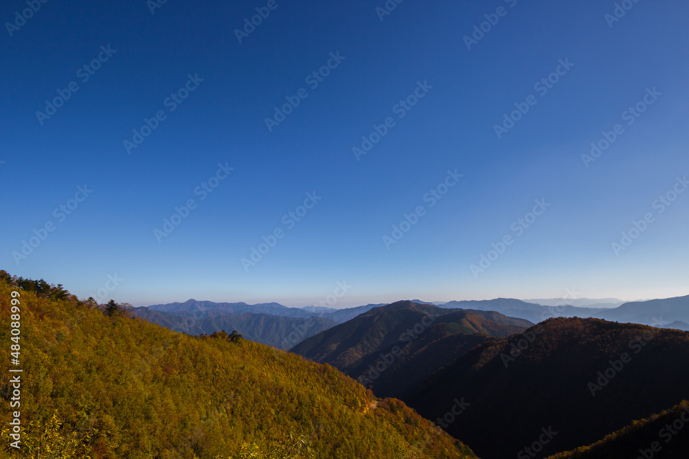 Naklejka premium 晴れの日の山