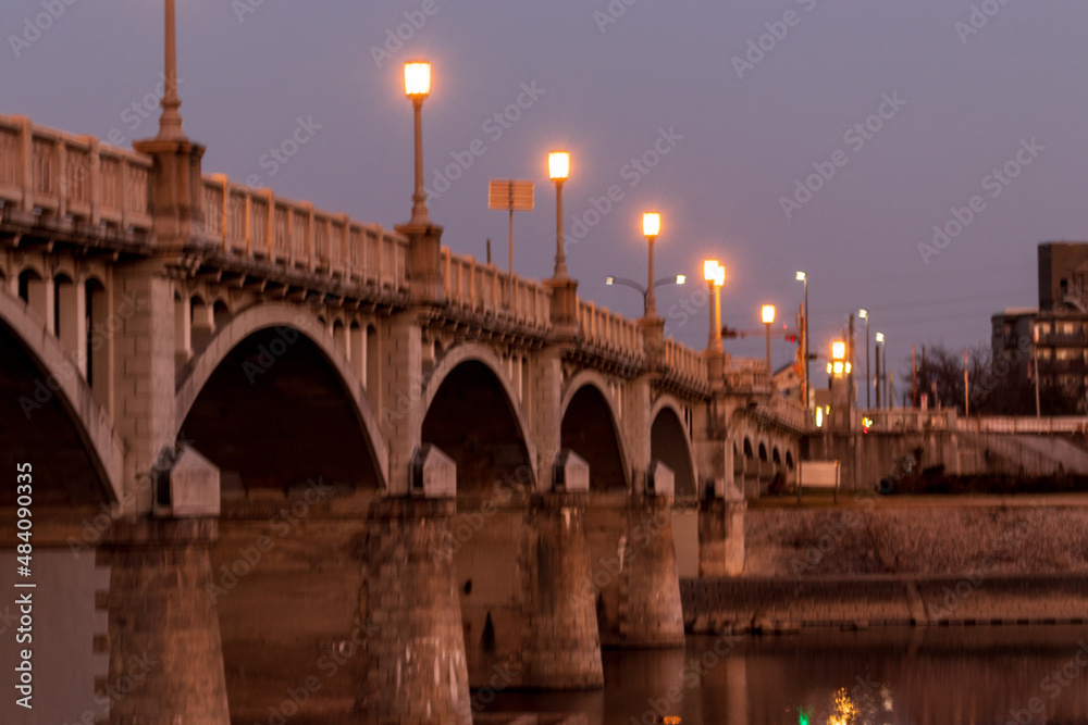 兵庫県・夕暮れ時の武庫川にかかる古い橋
