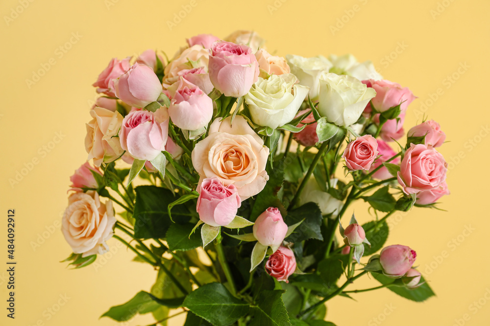 Vase with bouquet of beautiful fresh roses on color background