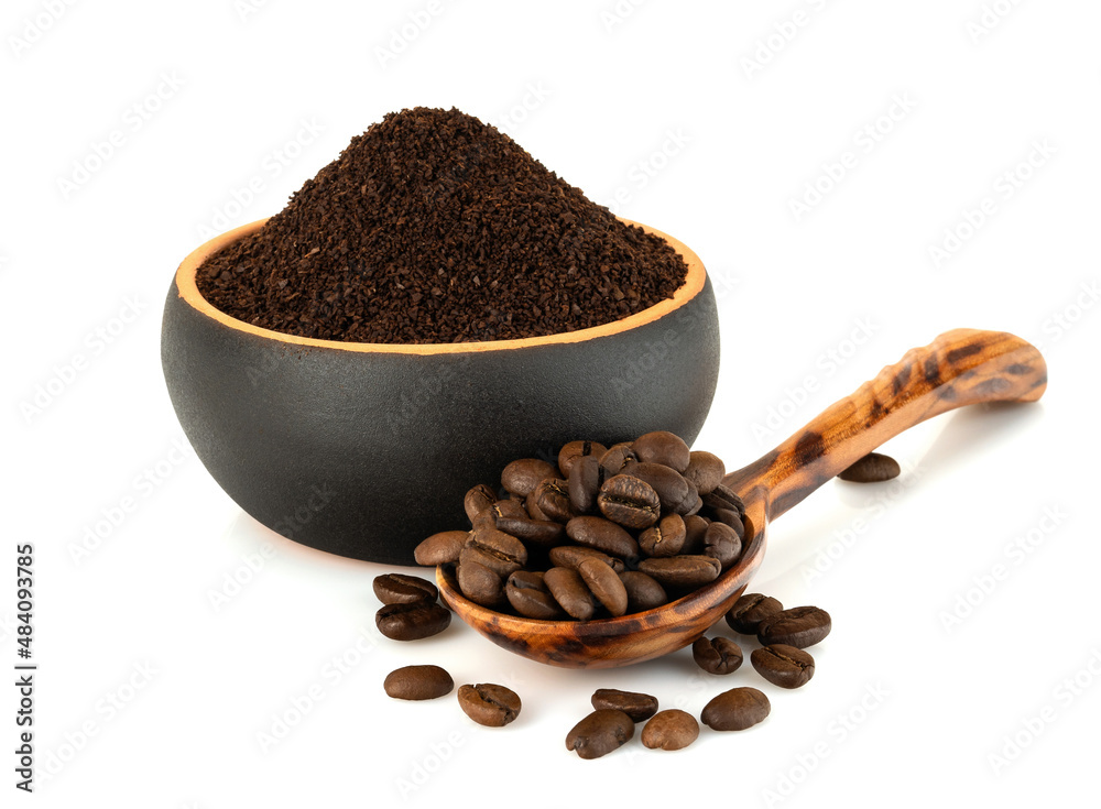 Obraz premium ground coffee in a cup with a spoon of coffee beans isolated on white background