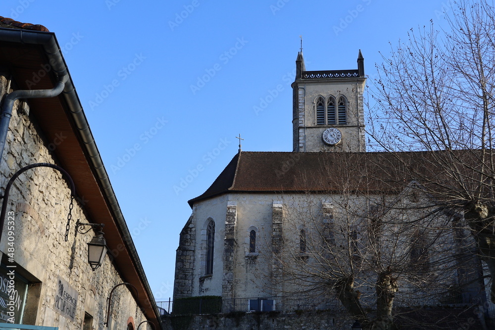 L'église Saint Michel, vue de l'extérieur, village de Morestel, département de l'Isère, France