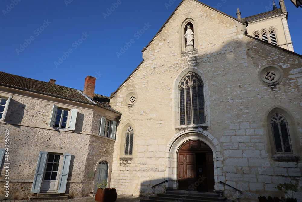 L'église Saint Michel, vue de l'extérieur, village de Morestel, département de l'Isère, France