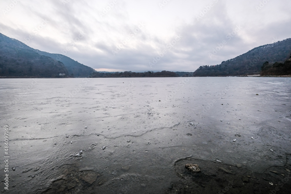 山梨県の凍った精進湖