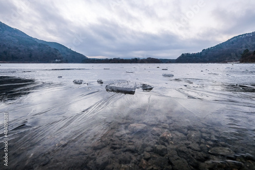 凍った山梨県の精進湖
