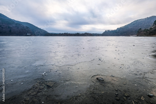 凍った山梨県の精進湖
