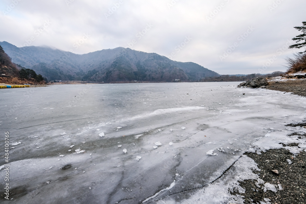 Fototapeta premium 凍った山梨県の精進湖
