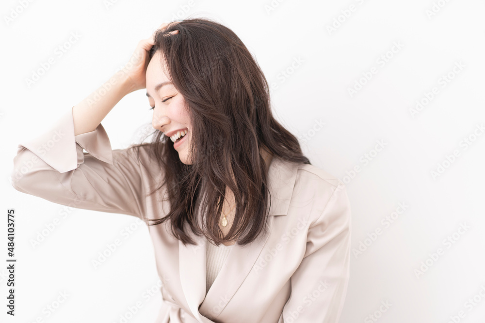 髪をかきあげる女性 髪をかきあげる女性